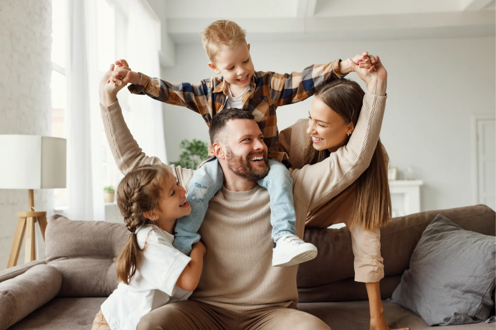 Familie im hellen Wohnzimmer — frische Luft im Eigenheim